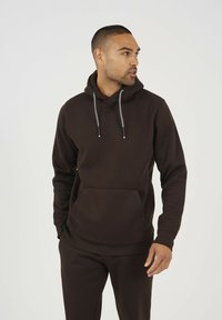 Brązowa bluza z kapturem z szarymi sznurkami, kieszenią kangurzą, ściągaczami przy mankietach i u dołu, wykonana z miękkiego, strukturalnego materiału.