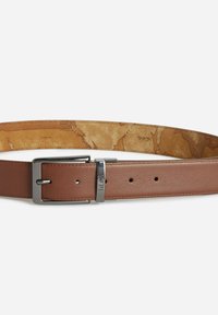 Cintura in pelle marrone con fibbia in metallo argentato. Presenta una texture liscia, numerosi fori regolabili e una fodera con motivo.