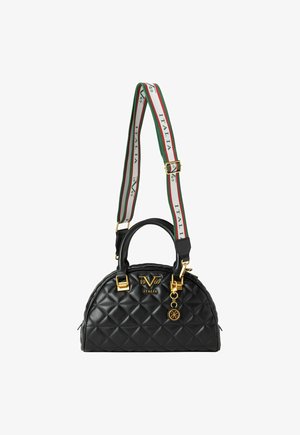 Schwarze gesteppte Handtasche mit goldenen Akzenten, runder Form, doppelten Handgriffen und einem abnehmbaren Tragegurt mit roten und grünen Streifen.