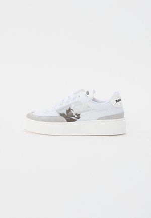 Sneaker bianco con accenti grigi, materiali in suede e mesh, punta rotonda, suola spessa bianca e una caratteristica logo prominente sul lato.