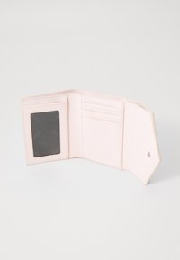 Lyse rosa lærpung med teksturert overflate, som har en klar ID-lomme, flere kortlommer og trykknappåpning.