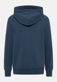 Marineblaues Kapuzenpullover aus weichem Stoff, mit verstellbarem Kordelzug an der Kapuze, gerippten Bündchen und einem eingravierten Logo auf der Rückseite. Durchgehend glatte Textur.