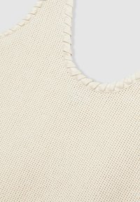 Beige Strick-Top mit einem strukturierten Netzdesign. Es hat einen runden Halsausschnitt mit einem rüschierten Satinbesatz entlang der Kanten.
