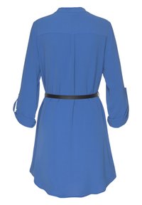 Modrá dlouhá šaty s límečkem, s černým opaskem v pase, vyrobené z hladké látky, s zakřiveným spodním lemem a ohrnutými manžetami.