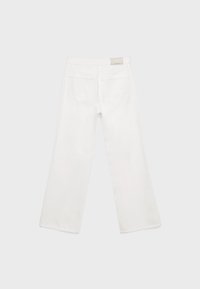 Pantaloni in denim bianco con design a gamba dritta, dotati di due tasche posteriori e dettagli di cucitura minimal. Tessuto morbido, finitura pulita.