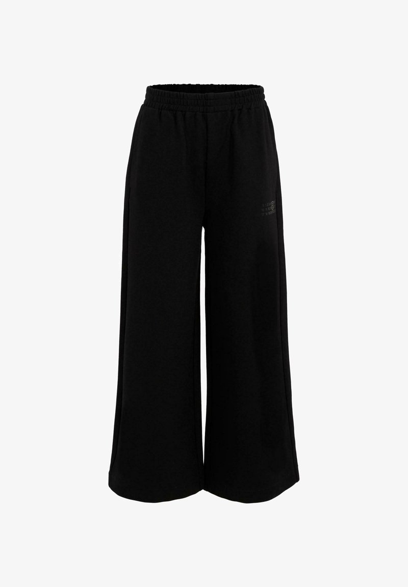 Pantaloni neri a gamba larga realizzati in morbido cotone, con vita elastica e due tasche laterali. Texture liscia con dettagli di branding minimi.