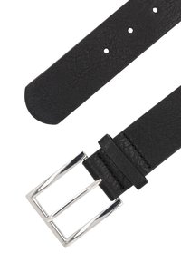 Zwarte leren riem met een gestructureerd oppervlak, rechthoekige zilveren gesp en verschillende aanpassingsgaten langs de band.
