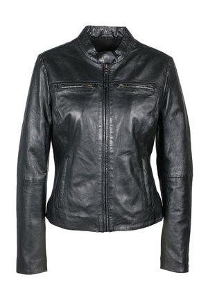 Mustapahka takki, jossa on pyöreä kaulus, kaksi vetoketjullista rintataskua ja pitkät hihat, joissa on minimaalinen varustelu.