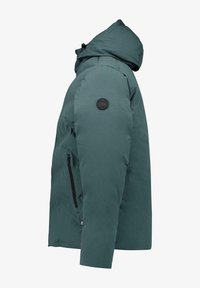 Teal pufferjack met een capuchon, voorzien van een zwart rond logo op de schouder en een zijritszak. Gladde textuur en middellange uitvoering.