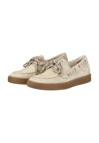 Scarpe da barca in suede beige con un design cucito, punta rotonda e suola in gomma marrone. Presentano lacci intrecciati e occhielli in metallo per la chiusura.