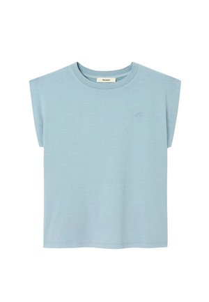 T-shirt sans manches bleu clair avec un col rond et des coutures d'épaule légèrement étendues, design uni avec un petit logo discret sur la poitrine.