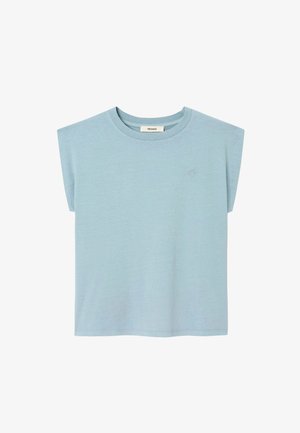 T-shirt sans manches bleu clair avec un col rond et des coutures d'épaule légèrement étendues, design uni avec un petit logo discret sur la poitrine.