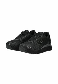 Scarpe da ginnastica nere con una tomaia in rete testurizzata, dotate di accenti neri lucidi, una punta decorata e una suola in gomma nera a contrasto.