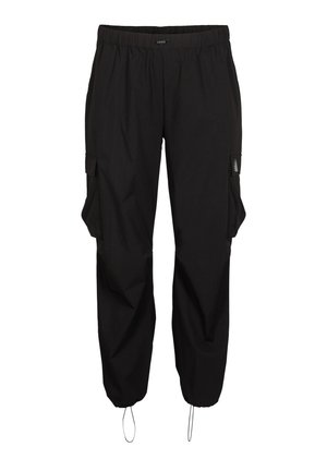 Zwarte cargobroek gemaakt van lichtgewicht materiaal, voorzien van een elastische tailleband, zijzakken en verstelbare boorden bij de enkels.