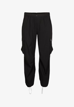 Sorte cargobukser lavet af let materiale med elastisk talje, sidelommer og justerbare manchetter ved anklerne.