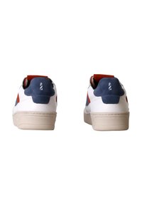 Baskets blanches avec des accents bleus et rouges, dotées d'un dessus en cuir lisse, d'une forme arrondie et d'une semelle en caoutchouc texturée.
