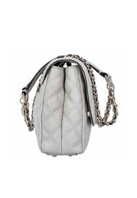 Bolso de cuero gris acolchado con una correa de cadena, forma redondeada y dos compartimentos, con herrajes de tono plateado y textura suave.