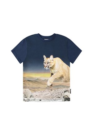 Baumwoll-T-Shirt mit navyfarbener Oberseite und einem grafischen Motiv eines springenden Berglöwen vor einer bergigen Landschaft mit einem Sonnenuntergangsverlauf.