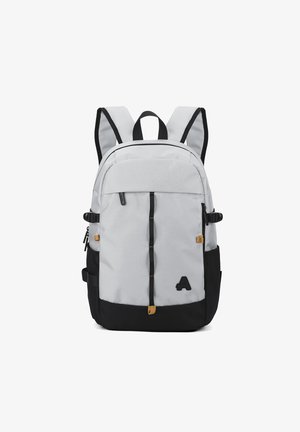 Sac à dos gris clair avec des accents noirs, comportant plusieurs compartiments, des bretelles rembourrées réglables et un logo dans le coin inférieur droit.