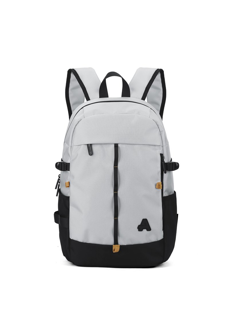 Sac à dos gris clair avec des accents noirs, comportant plusieurs compartiments, des bretelles rembourrées réglables et un logo dans le coin inférieur droit.