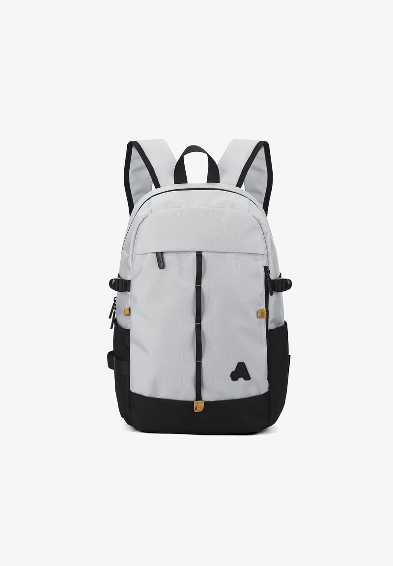 Zaino grigio chiaro con accenti neri, caratterizzato da scomparti multipli, spallacci regolabili e imbottiti, e un logo nell'angolo in basso a destra.