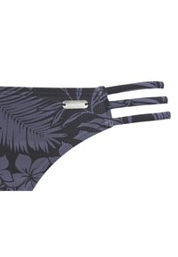 Schwarzer Bikini-Unterteil mit einem floralen Muster in Dunkelviolett, drei seitlichen Trägern und einer silbernen "Venice Beach"-Logo-Plakette.