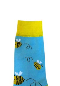 Baumwollsocken mit blauer Grundfarbe, gelbem geripptem Bündchen und verspielten Bienenmotiven in Gelb und Schwarz, die weiße Flügel und geschwungene Linien zeigen.