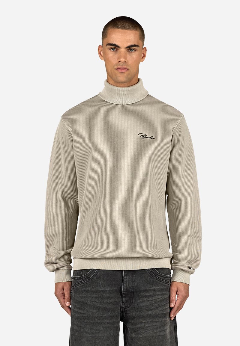Jasno beżowy sweter z wysokim kołnierzem, prążkowany, z długimi rękawami i dopasowanym dołem, z małym czarnym logo na piersi. Tekurowana tkanina.