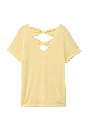 Camiseta amarilla de manga corta con escote en V profundo y dos lazos de tela sobre un detalle de espalda abierta.