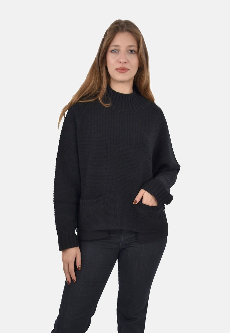 Maglione nero in maglia texturizzata con colletto alto, maniche lunghe e tasche frontali. Presenta orli e polsini a coste, design a vestibilità rilassata.