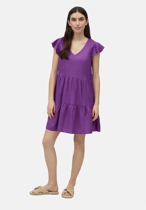 Vestido morado de manga corta con escote en V, diseño en capas y mangas acampanadas. Fabricado con un material ligero, que ofrece un corte relajado.