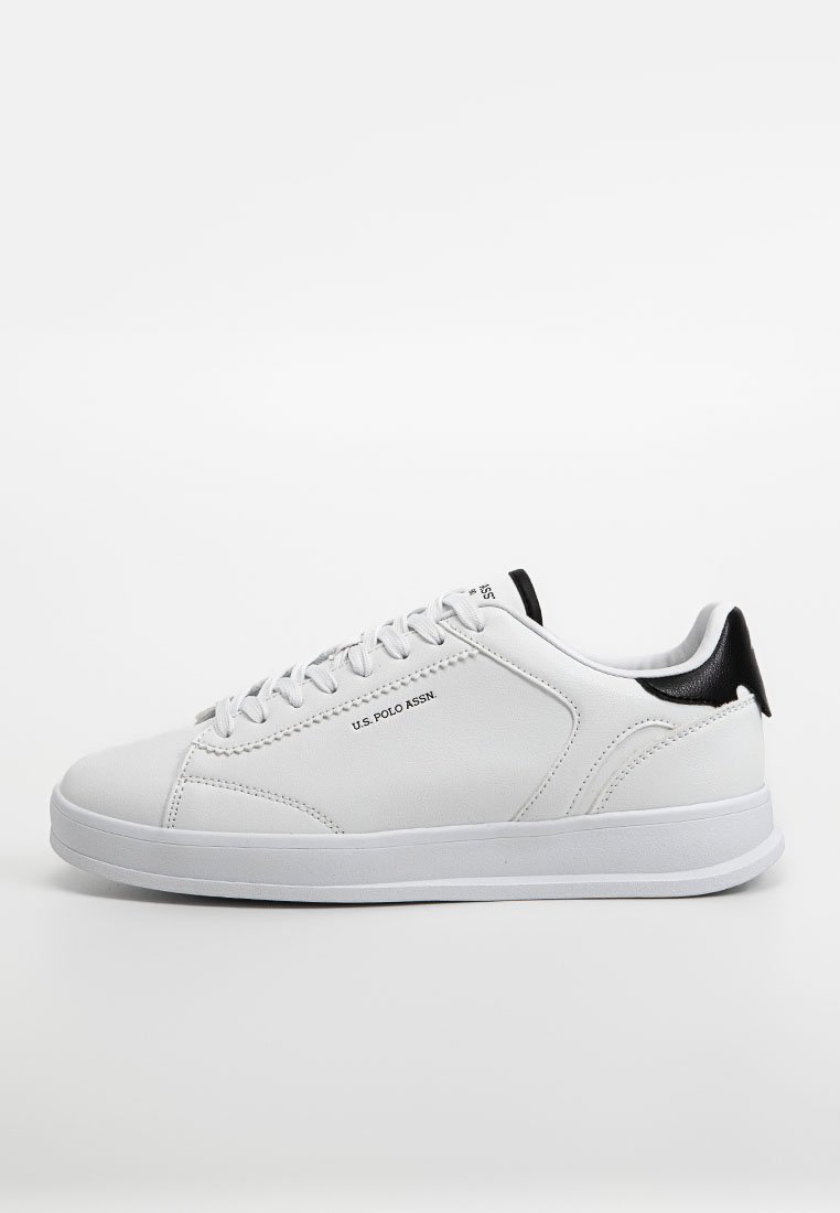 Sneakers in pelle bianca con accenti neri sul tallone, suola in gomma piatta, punta rotonda e chiusura con lacci. Presentano testo del logo sul lato.