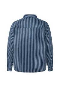 Camicia a righe blu navy con strisce verticali bianche. Presenta un colletto, maniche lunghe e polsini con bottoni. Il materiale sembra liscio e leggero.