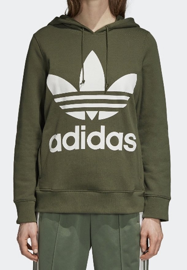 Olivgrön hoodie med en stor vit Adidas-logotyp och trebladig design. Har knytband i huvan och ribbade muddkanter.