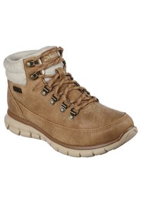 Bota media de color marrón sintético con cuello de felpa, sistema de cordones en la parte delantera, ojales de metal y superficie texturizada; suela de goma con marcas para mayor tracción.