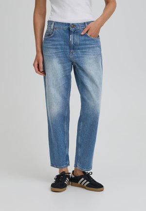 Jeans decolorate, cu un croi drepte, design cu cinci buzunare și estompare subtilă. Asortați cu teniși negri care au dungi albe.