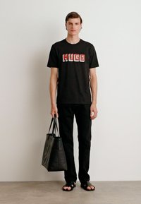 HUGO DAQERIO - T-shirt med print - black