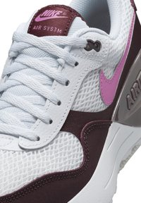 Nike Sportswear AIR MAX SYSTM UNISEX - Sneaker low - white playful pink burgundy crush violet ore