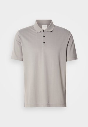 Polo de manga corta gris, fabricado con un tejido suave, que presenta un cuello clásico y tres botones negros. Patrón de canalé vertical sutil en toda la prenda.