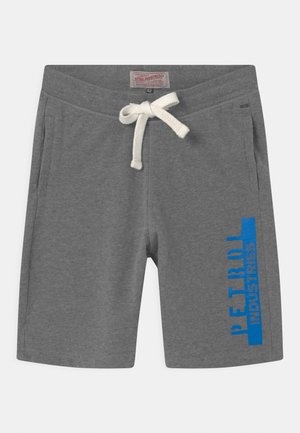Shorts en coton gris avec une taille élastique et un cordon de serrage crème. Présente un logo bleu "Petrol Industries" sur le côté gauche.