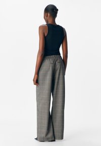 Object OBJLISA WIDE  - Stoffhose - black pattern humus tannin