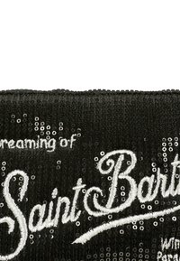 Tessuto nero con paillettes presenta "Saint Barth" ricamato in lettere corsive bianche. Il design ha una superficie strutturata e una finitura elegante.