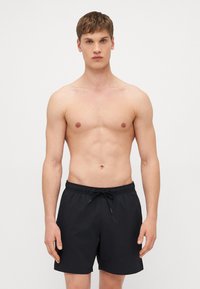 Shorturi de baie negre cu un model texturat, talie elastică și șnur de ajustare. Material ușor, conceput pentru activități acvatice.