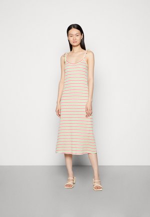 Vestido midi riscado em algodão, apresentando cores pastel de rosa, verde e branco. Alças ajustáveis nos ombros. Barra ligeiramente evasé, textura suave.
