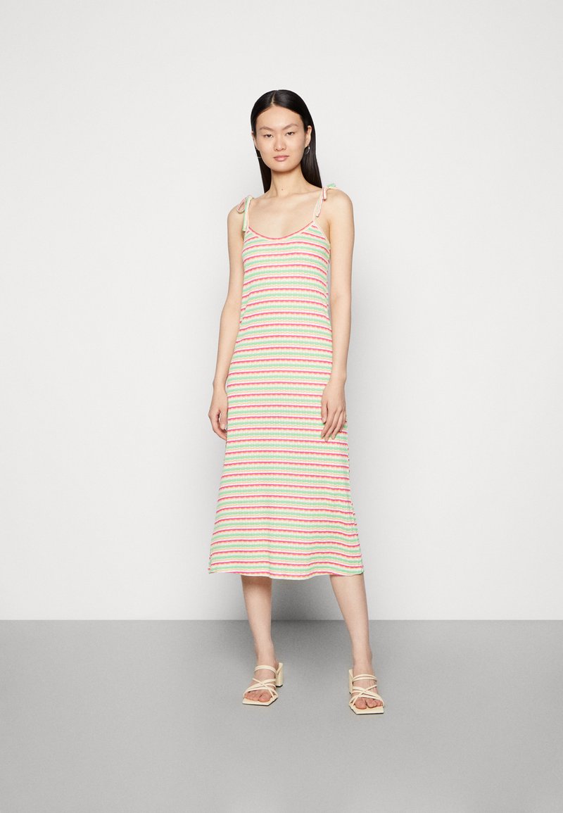 Vestido midi riscado em algodão, apresentando cores pastel de rosa, verde e branco. Alças ajustáveis nos ombros. Barra ligeiramente evasé, textura suave.