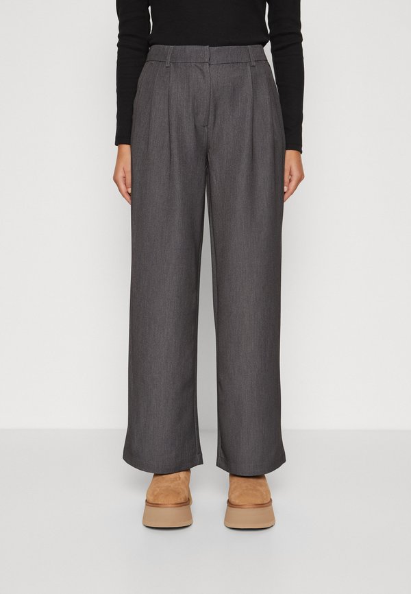 ONLHATTIE PLEAT - Trousers