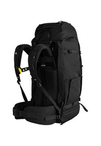 Zwarte rugzak van duurzaam stof, uitgerust met een verstelbare draagband, een gevoerde rug en meerdere buitenvakken voor opslag.