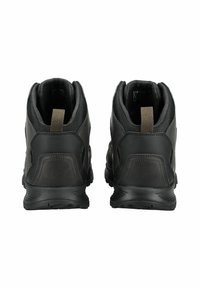Zapatillas negras de corte medio con un exterior de cuero suave, paneles laterales de malla, suelas de goma y una tira de tirón marrón en la parte trasera.
