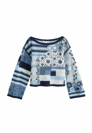 Gehäkelter Pullover mit langen Ärmeln und blauen, weißen und marineblauen Blumen- und geometrischen Patchworkmustern.