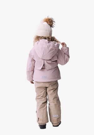 Ensemble d'extérieur pour enfants : veste rose clair avec capuche et ventilation dans le dos, et pantalon beige avec poignets élastiques. Bonnet en tricot blanc avec un pompon en fourrure.